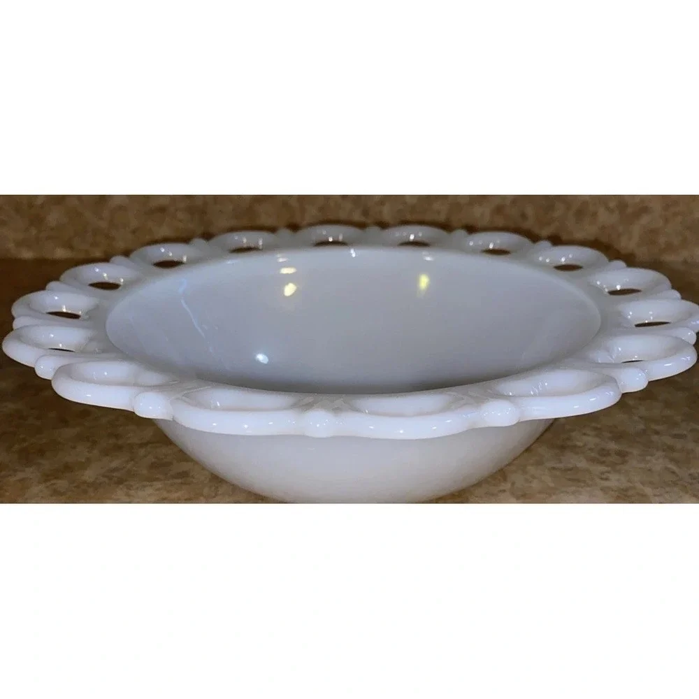 Vintage‎ Westmoreland Old Colony Milk Glass 9.5